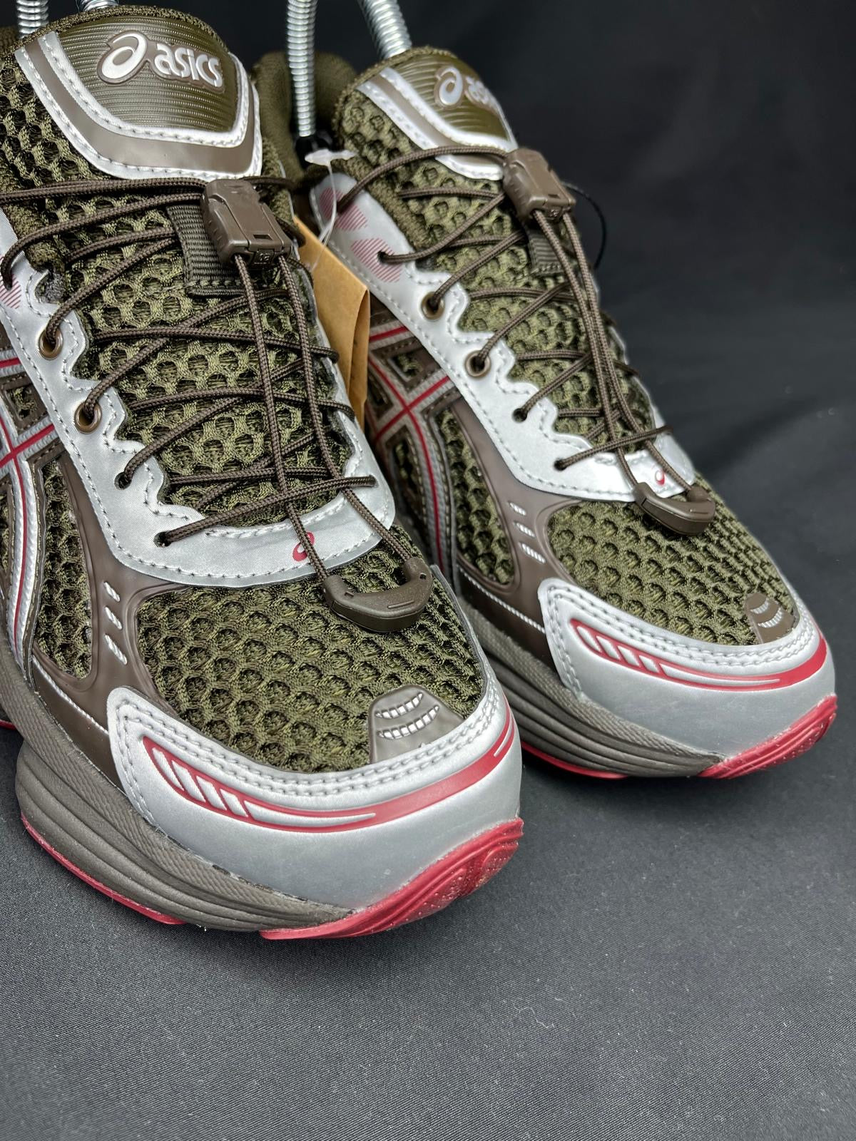ASICS GEL-KINETIC Trainers – Khaki/Red