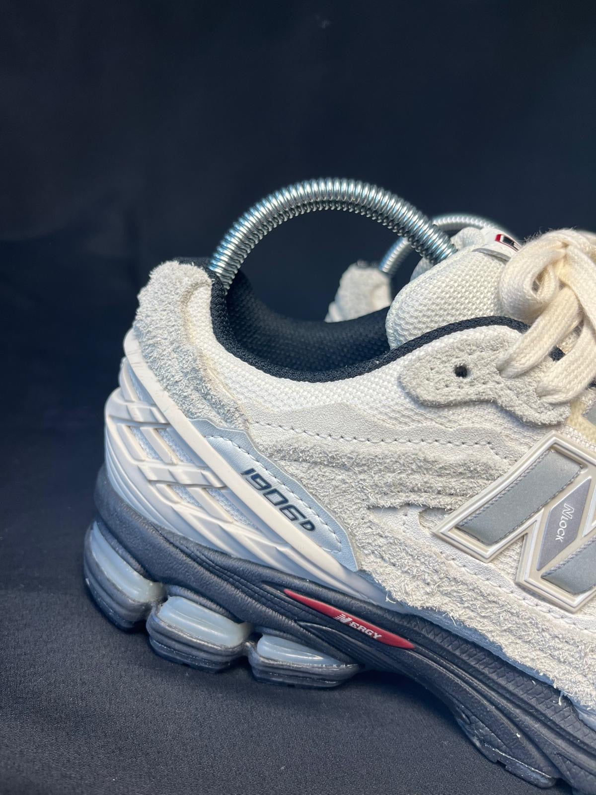 New Balance 1906D Trainers – Cream / Grey –