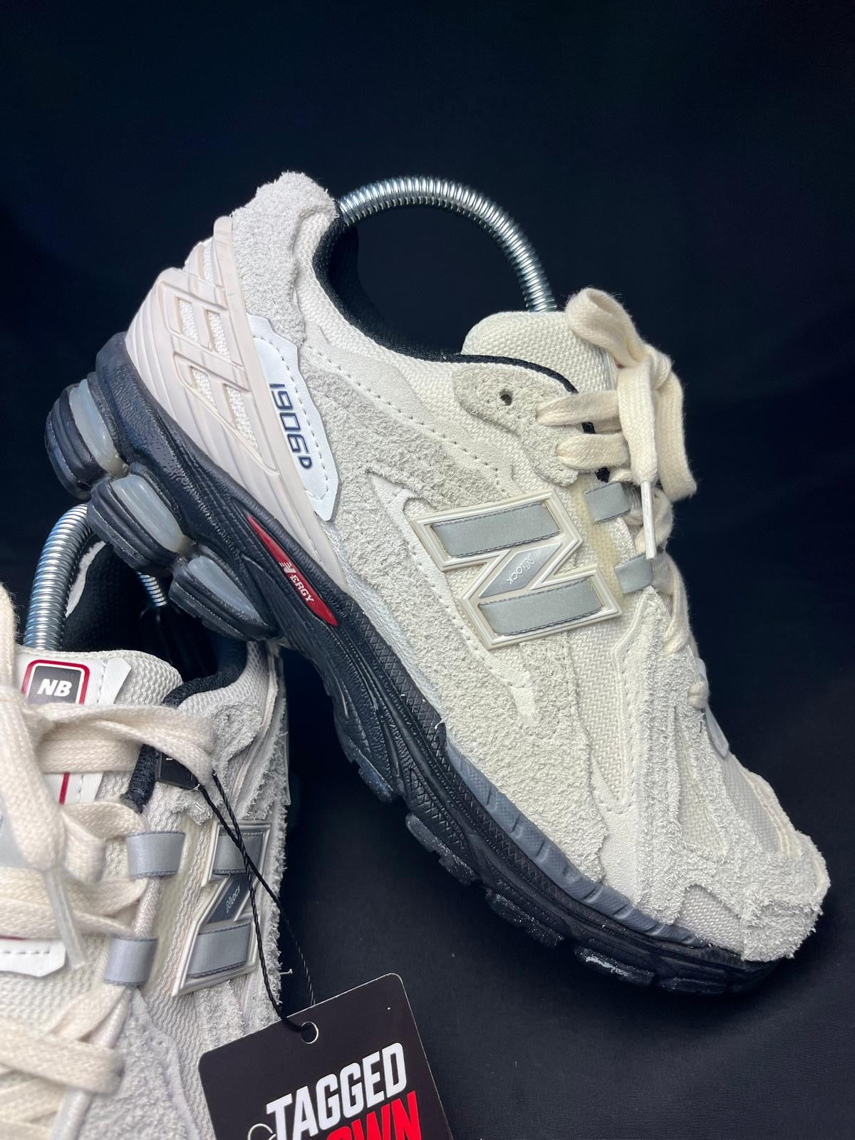 New Balance 1906D Trainers – Cream / Grey –