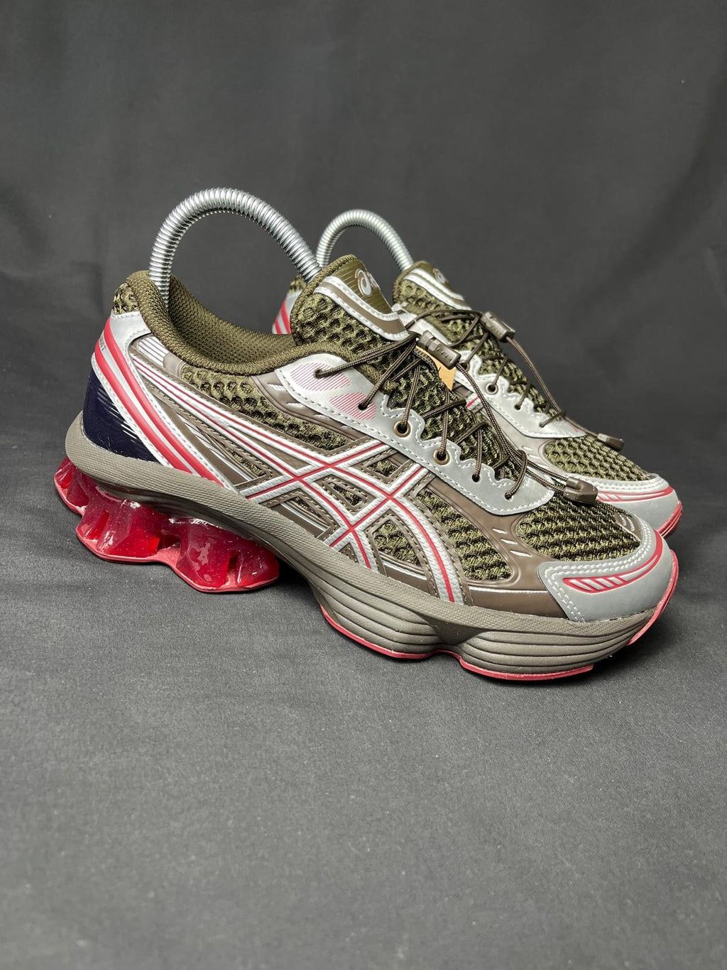 ASICS GEL-KINETIC Trainers – Khaki/Red